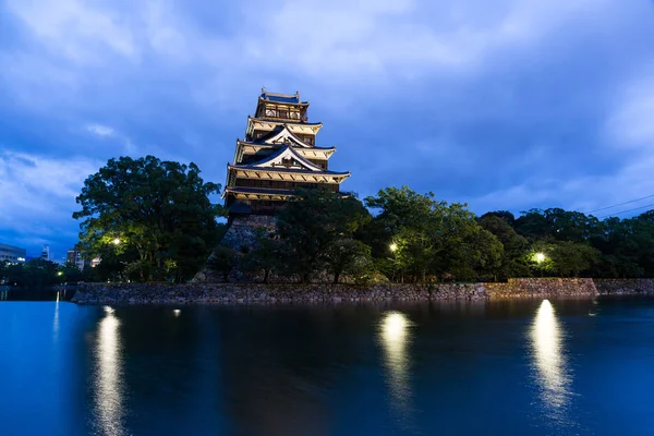 Hirošimský hrad v Japonsku v noci — Stock fotografie