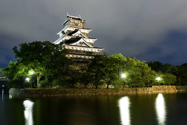 Hirošimský hrad na straně řeky Otagawa v noci — Stock fotografie
