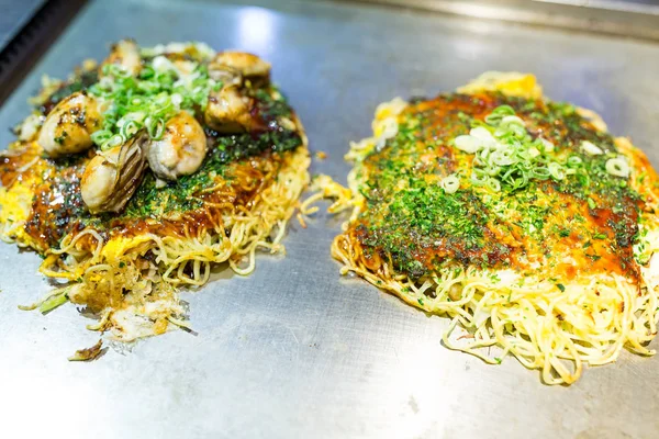 Japanse Okonomiyaki, Hiroshima beroemde gerechten — Stockfoto