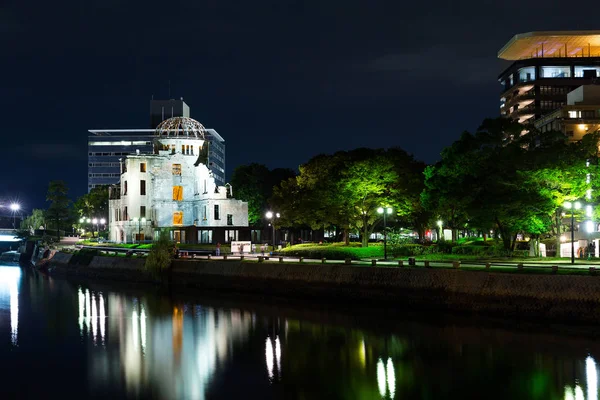 Una cúpula de bombas en Hiroshima por la noche —  Fotos de Stock
