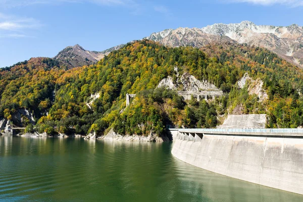 Presa de Kurobe y estanque de agua — Foto de Stock