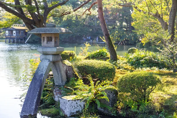 Traditionell japansk trädgård och sten lykta — Stockfoto