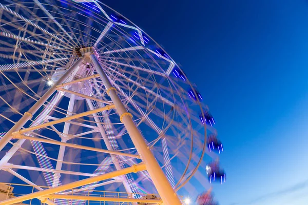 Roda gigante em movimento à noite — Fotografia de Stock