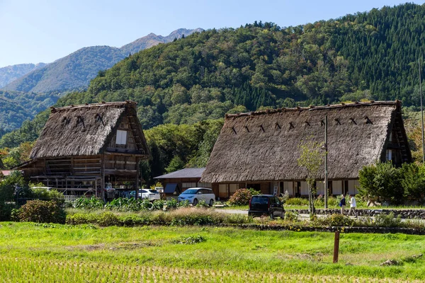 Японские деревянные дома в деревне Сиракава — стоковое фото