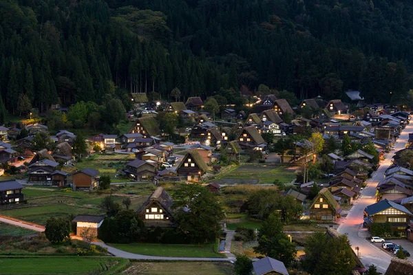 Pueblo tradicional de Shirakawago en Japón por la noche — Foto de Stock