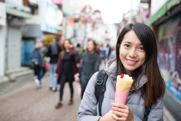 Mulher desfrutar de seu bolo crape na rua — Fotografia de Stock