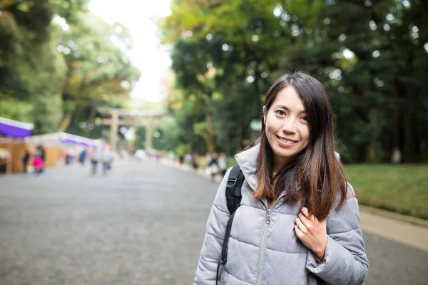 Mulher visitando no Santuário Meiji — Fotografia de Stock