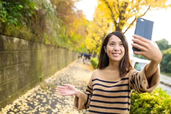 女性の携帯電話を使用して selfie — ストック写真