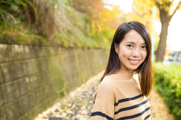 Aziatische vrouw op park met ginkgo-boom — Stockfoto