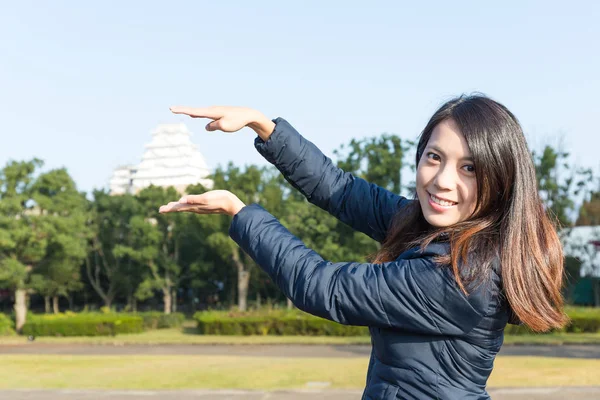 Mulher usando mão cobrir o castelo Himeji — Fotografia de Stock