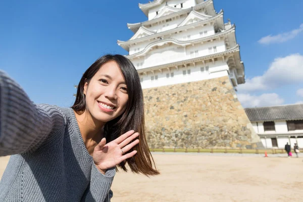 Kobieta, biorąc selfie w zamku Himeji — Zdjęcie stockowe