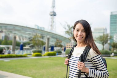 Nagoya city adlı yürüyen kadın 