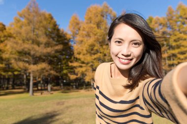 Dijital kamera tutarak ve kendi kendine fotoğrafta kadın