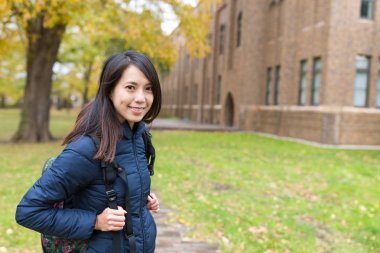 Asyalı Üniversitesi'nde gülümseyen kadın