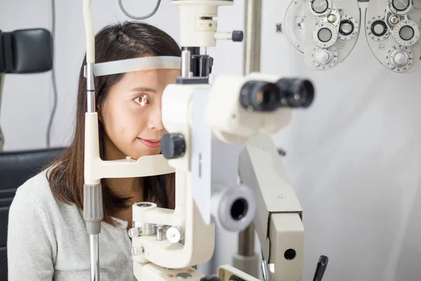 做视力测试的妇女 — 图库照片