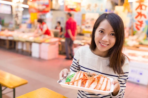 Woman hold a snow crab in fish market — Stock Photo, Image