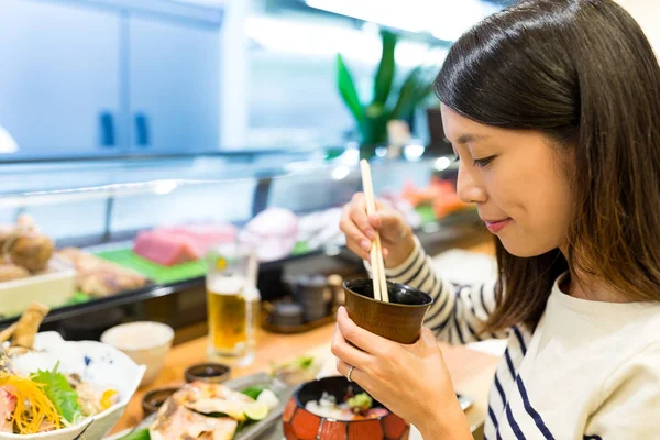 女性は、日本食レストランで彼女のスープをお楽しみください。 — ストック写真