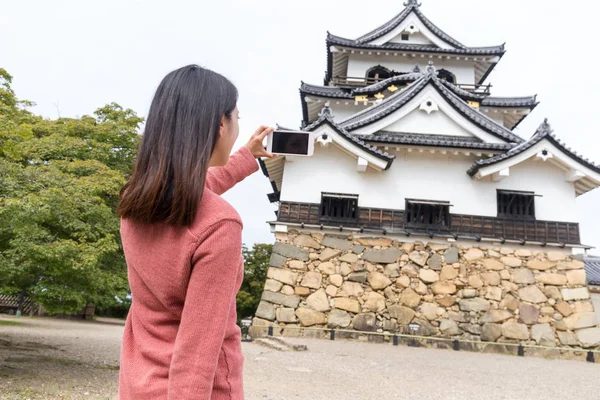 Mujer tomando fotos en el Castillo de Hikone —  Fotos de Stock