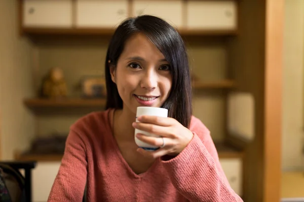 Γυναίκα πίνοντας τσάι στο τσάι σπίτι — Φωτογραφία Αρχείου