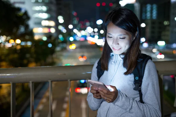 Mulher usando celular à noite — Fotografia de Stock