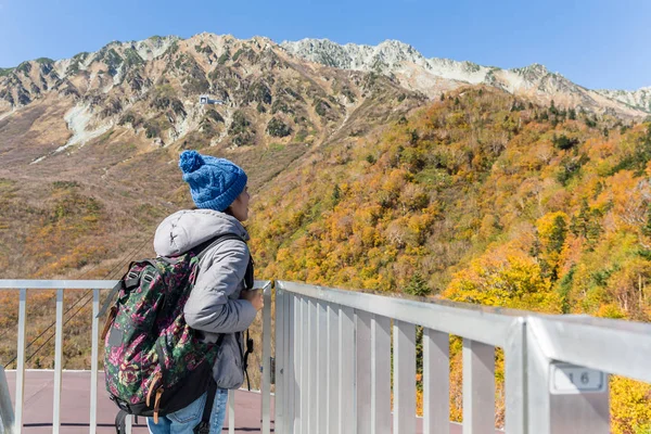 Γυναίκα που ταξιδεύουν σε Tateyama — Φωτογραφία Αρχείου