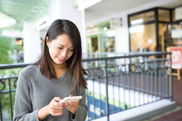 Mulher lendo no celular no shopping — Fotografia de Stock