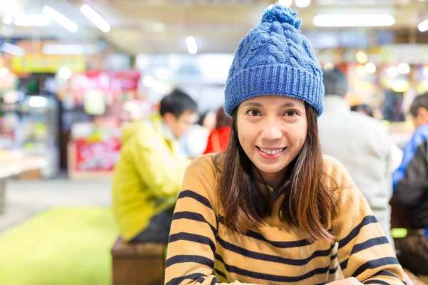 Asijské žena v klobouku v restauraci — Stock fotografie