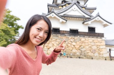 Hikone kalede selfie alarak kadın