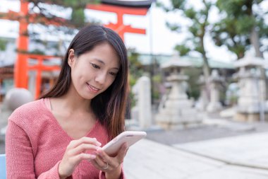 cep telefonu kullanan kadın