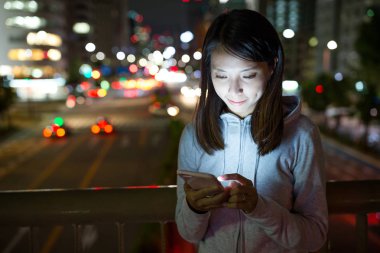 Cep telefonu kullanan kadın