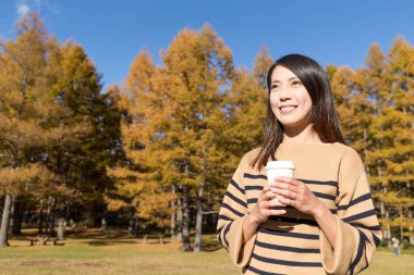 Kahve fincanı Sonbahar sezonu tutan kadın