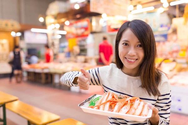 Woman holding snow crab and showing thumb up — Stock Photo, Image