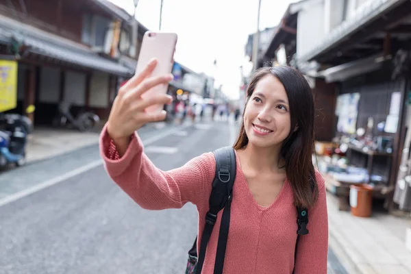 黒壁スクエア写真を撮って女性 — ストック写真