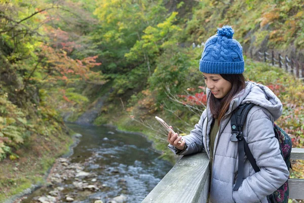 女性の携帯電話を使用してテキスト メッセージを送信するには — ストック写真