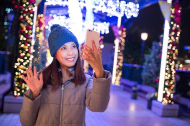 Selfie Noel dekorasyonu ile çekici kadın