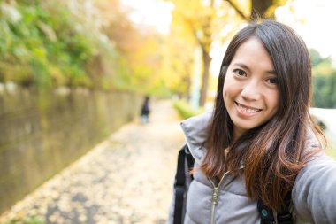 Selfie sonbahar sezonunda alarak kadın