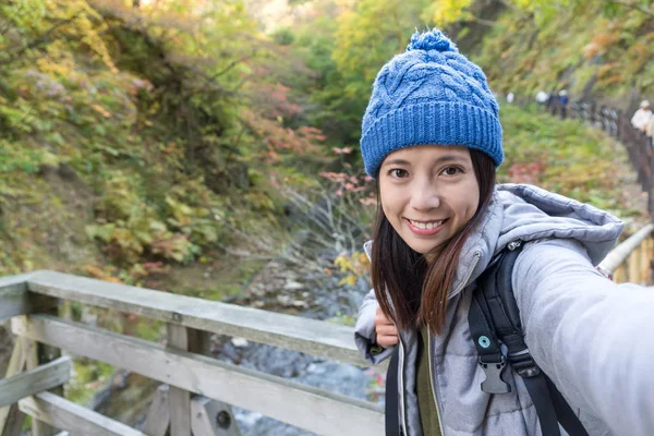 Kvinnan tar selfie på utomhus landskap — Stockfoto