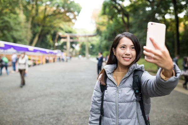 Kvinna med foto av mobiltelefon — Stockfoto