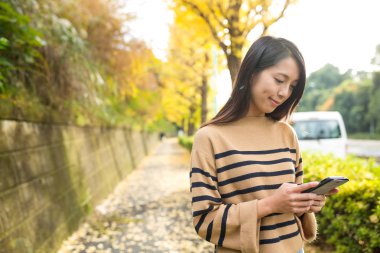 Cep telefonu kısa mesaj için kullanan kadın