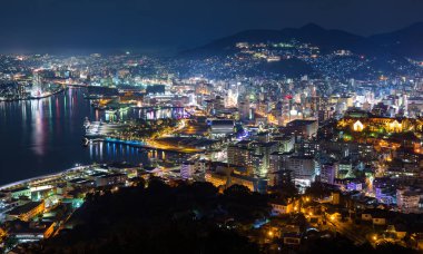 Gece manzarası Nagasaki Japonya'da