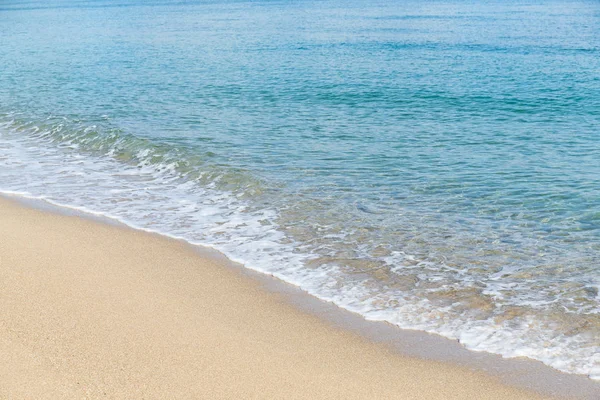 Tropischer Sandstrand mit Meer — Stockfoto