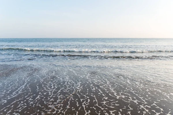 海浪在沙滩海岸 — 图库照片