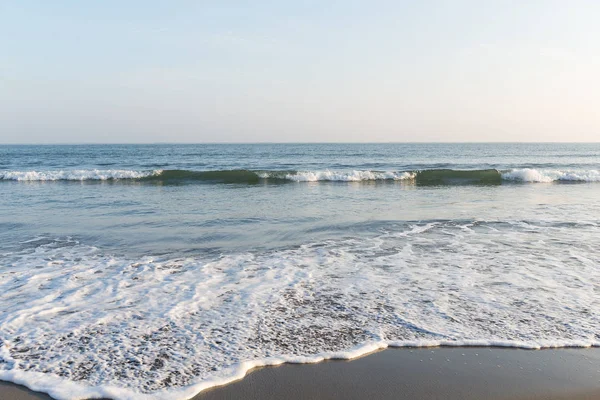 Κύματα της θάλασσας στην ακτή παραλία — Φωτογραφία Αρχείου