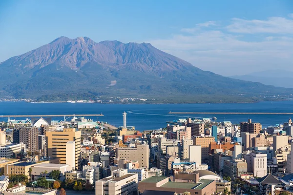 Vulcão Sakurajima perto da cidade no Japão — Fotografia de Stock