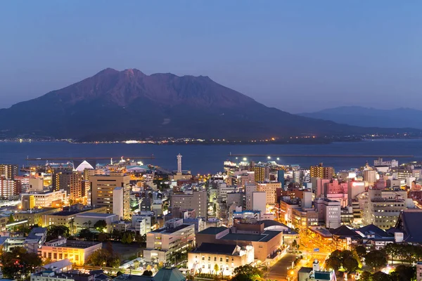 Volcán Sakurajima cerca de la ciudad por la noche —  Fotos de Stock