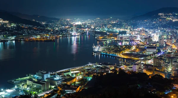 Město Nagasaki v Japonsku v noci — Stock fotografie