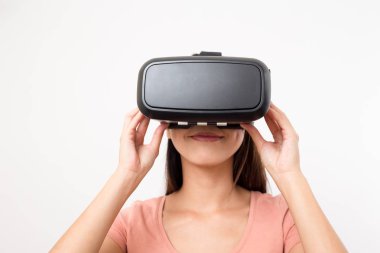 VR aygıtı kullanan kadın