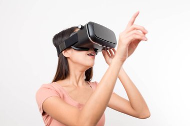 kadın giyiyor Vr kulaklık