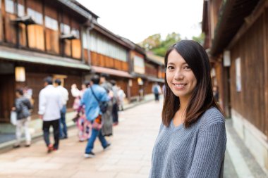 Kanazawa şehirde genç kadın