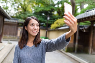 Kadın alarak fotoğraf akıllı telefon